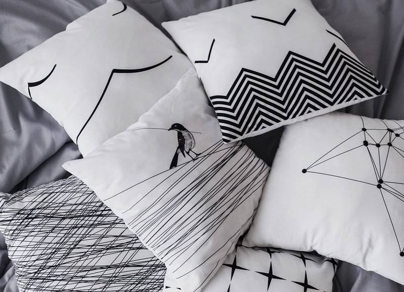 Czarno-białe poszewki na poduszki